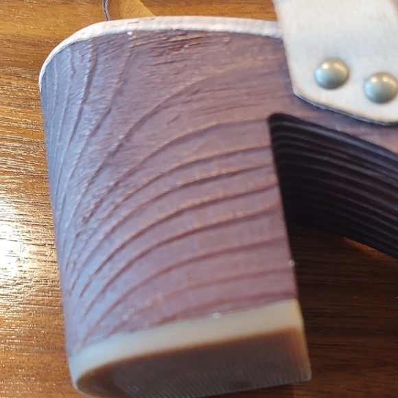 Elegant Cream Wedge Sandals - Picture 4 of 7